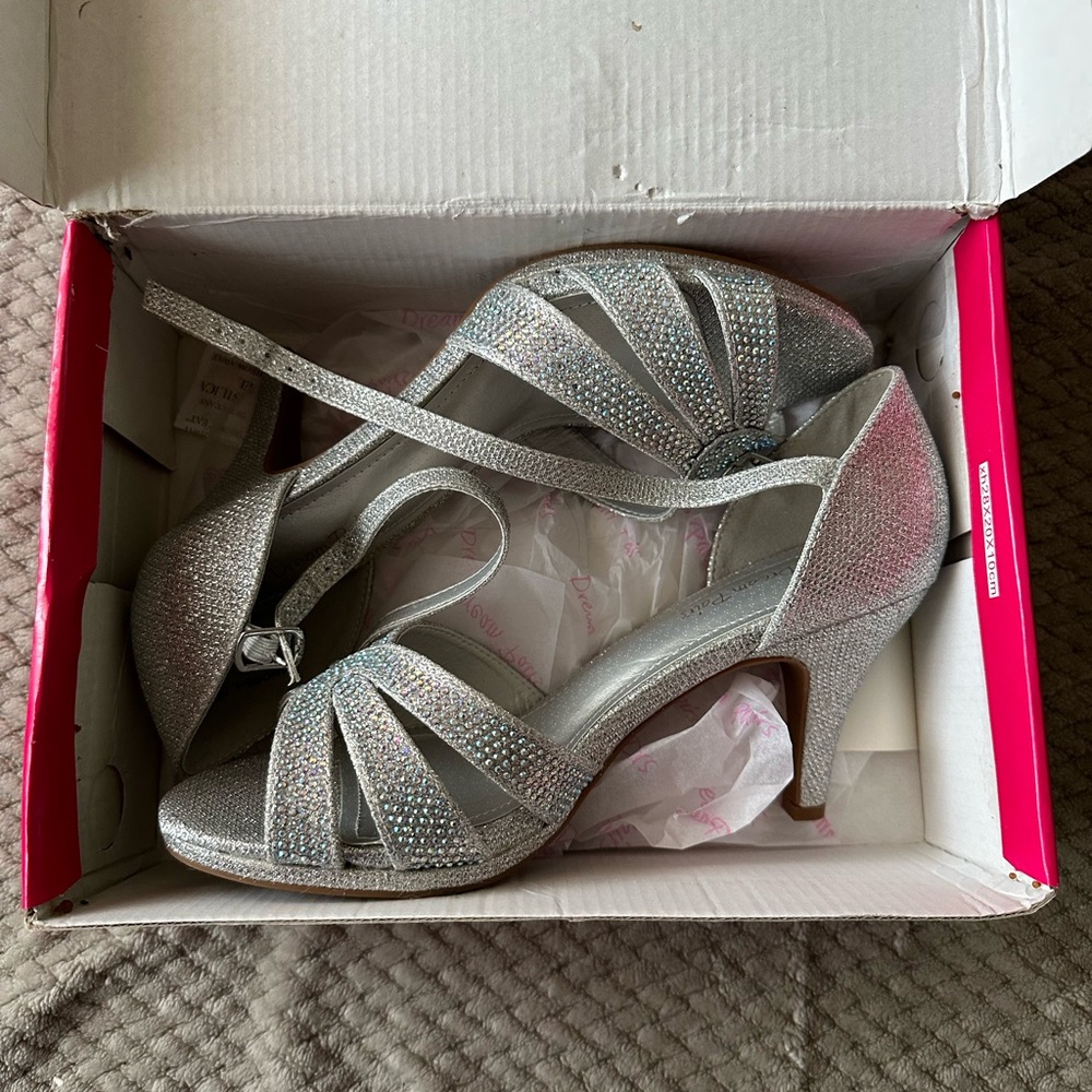 Dream Pairs (Amazon) Silver Heeled Sandal 9M